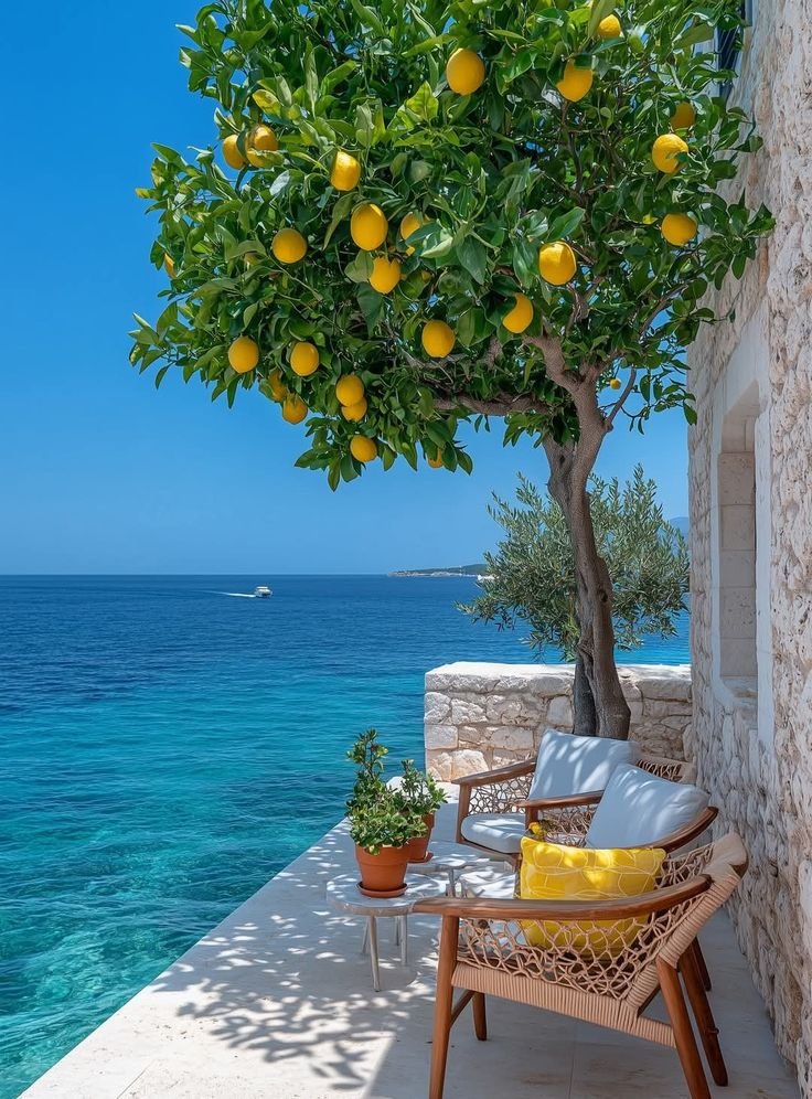 Denize bakan bir balkon.