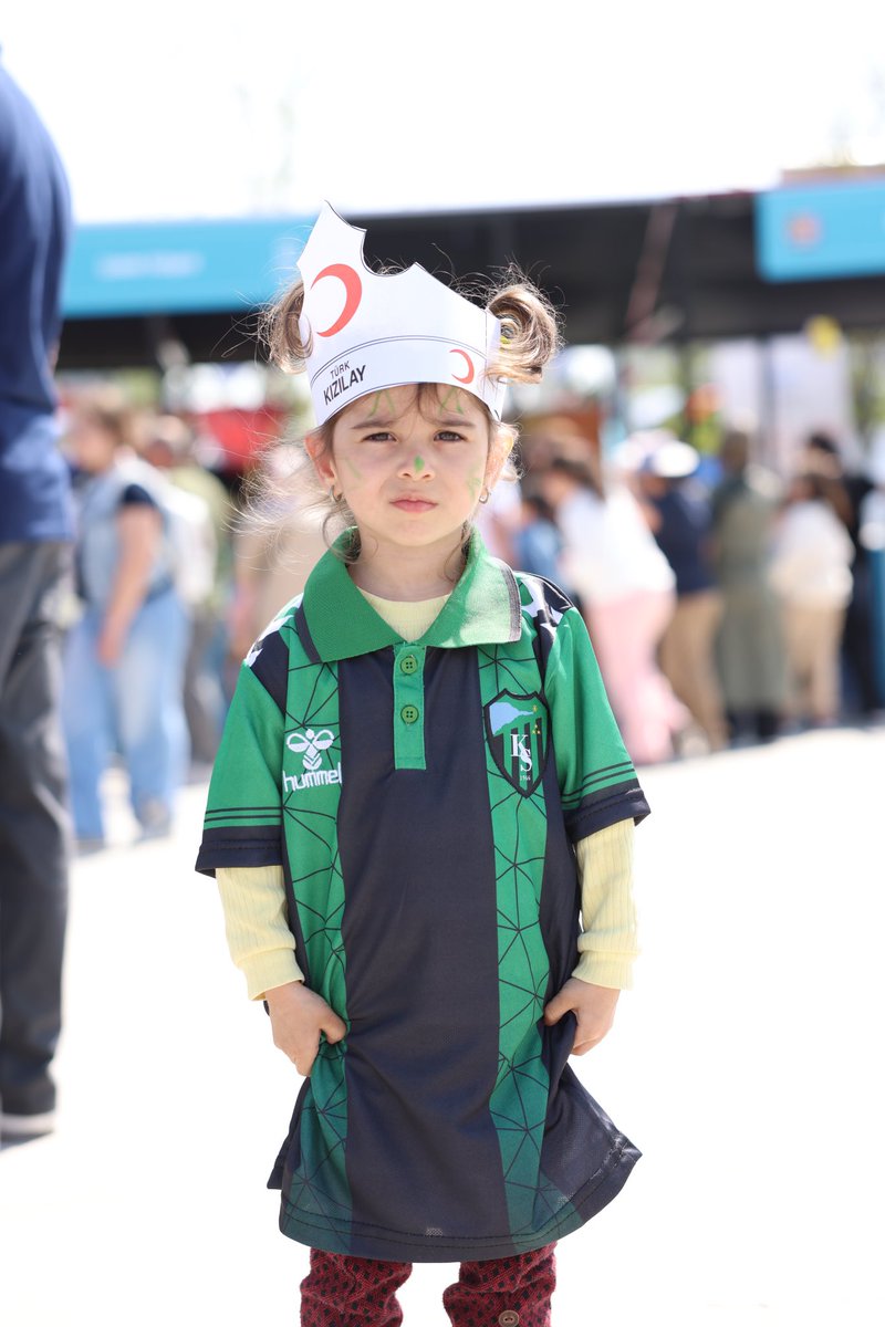 Bugün rengimiz belli: Yeşil ve Siyah!💚🖤

#BiDünyaEğlence 📍İzmit Milli İrade Meydanı
