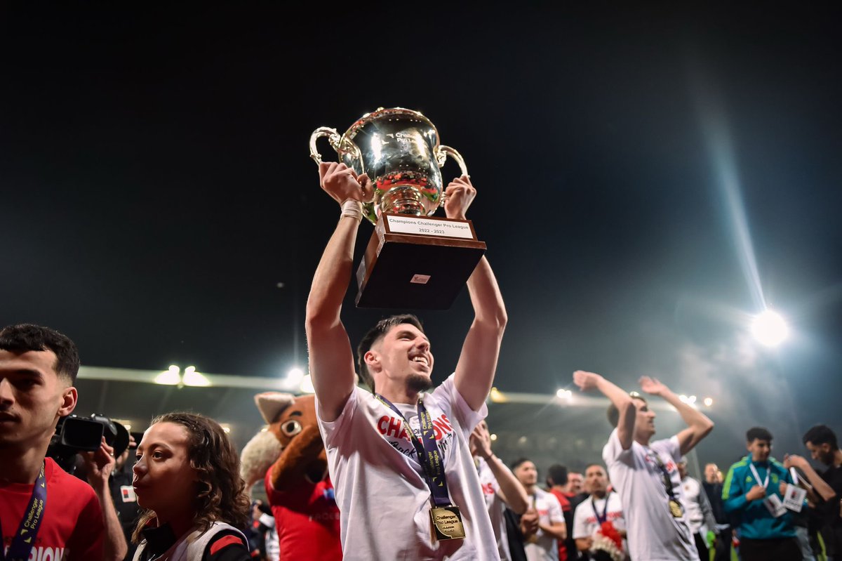 lnstantFoot's tweet photo. Stat folle : Ivann Botella est le premier joueur européen à réussir 𝘁𝗿𝗼𝗶𝘀 𝗺𝗼𝗻𝘁𝗲́𝗲𝘀 𝗰𝗼𝗻𝘀𝗲́𝗰𝘂𝘁𝗶𝘃𝗲𝘀 𝗮𝘃𝗲𝗰 𝘁𝗿𝗼𝗶𝘀 𝗰𝗹𝘂𝗯𝘀 𝗱𝗶𝗳𝗳𝗲́𝗿𝗲𝗻𝘁𝘀 ! 🇫🇷🚀

• 🇧🇪 RWD Molenbeek (D2 ➝ D1) en 2022/23
• 🇫🇷 Red Star (National ➝ Ligue 2) en 2023/24 
• 🇧🇪 La Louvière (D2 ➝ D1) en 2024/25 

Un vrai porte-bonheur de la montée ! 🔑
