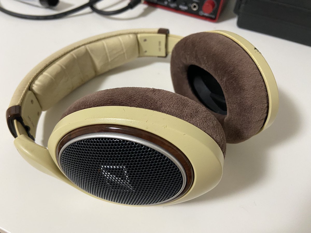 magochi33's tweet photo. 長年愛用してるHD598のイヤーパッドを交換！
少し硬いけど綺麗になった！ https://t.co/iFz0a7Ki4A