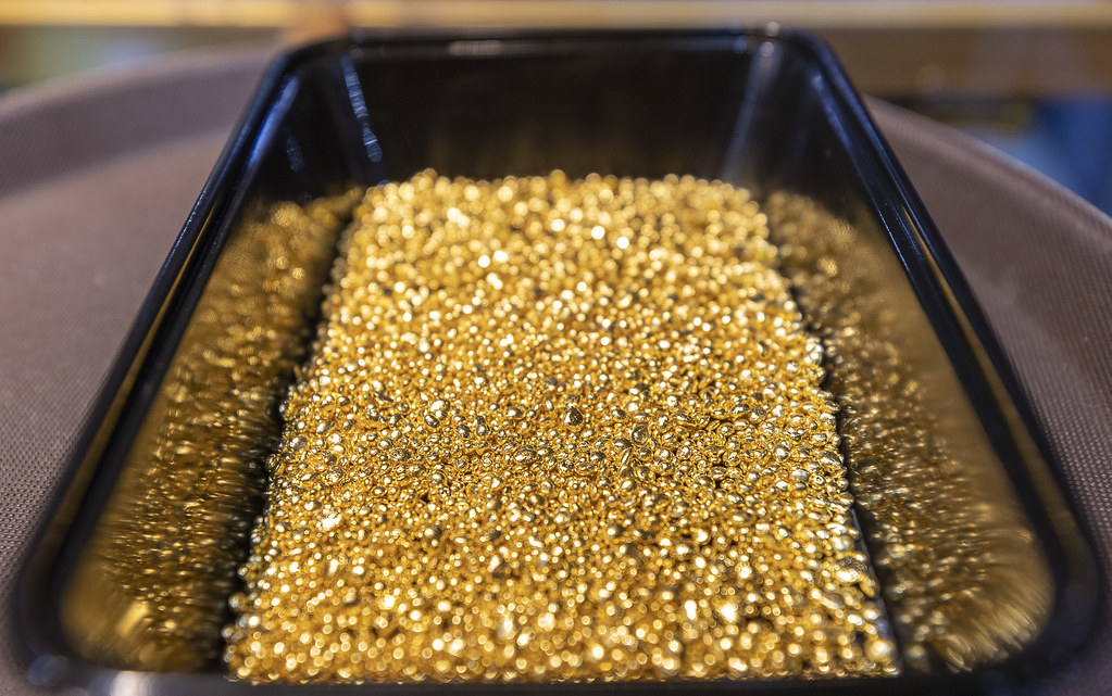 AfricanHub_'s tweet photo. Rwanda's 🇷🇼 mineral export revenues reached $1.7 billion in 2024, with gold accounting for $1.5 billion. 

Since 2017, revenues have grown from $373 million.

The country’s shift to mechanized mining, new discoveries, and increased investments have fueled this growth. Rwanda targets $2.2 billion in annual mineral exports by 2029.