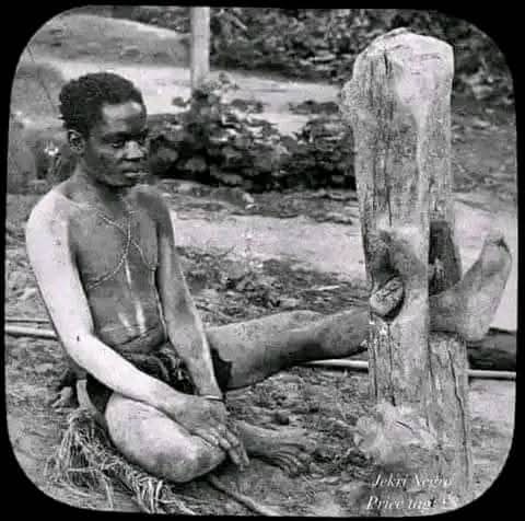 b_baharia's tweet photo. @fumbokhanJr Hivyo vitabu ndivyo vimewafunga kufikiria chanya. Unavyoona kungekua kweli na hiyo mbingu au pepo huyo mwarabu angekuletea dini kweli au huyo mzungu kama waliwafanya hivi ma babuzetu https://t.co/GDjiTu7wQk
