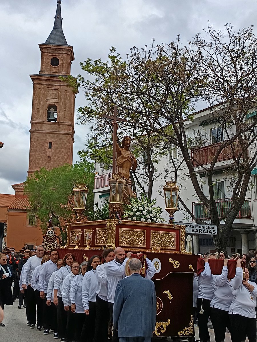 MiraBarajas's tweet photo. Así entraba ese Cristo Resucitado tan especial que tiene Barajas en su Plaza Mayor. Y así entraba Ntra. Sra. de la Soledad, con ese velo negro cubriendo su pálido rostro.
La Banda de San Pedro Apóstol, de Barajas, bordándolo.
#DistritoBarajas https://t.co/wa4OhUKzvf