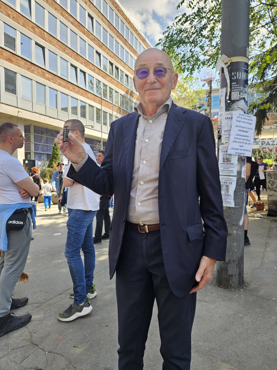 Bivši selektor fudbalske reprezentacije Srbije Slavoljub Muslin došao na Uskrs ispred #RTS da podrži studentsku blokadu