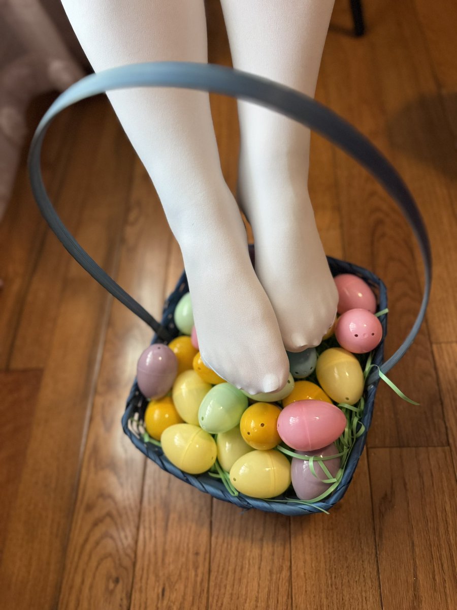 Funfeet13's tweet photo. Happy Easter all.  Come get your baskets.  #feet #pantyhose #tights #feetfetish #funfeet #footgirl #easterfeet #pantyhosecouple #feetcouple https://t.co/KQqt12teCO