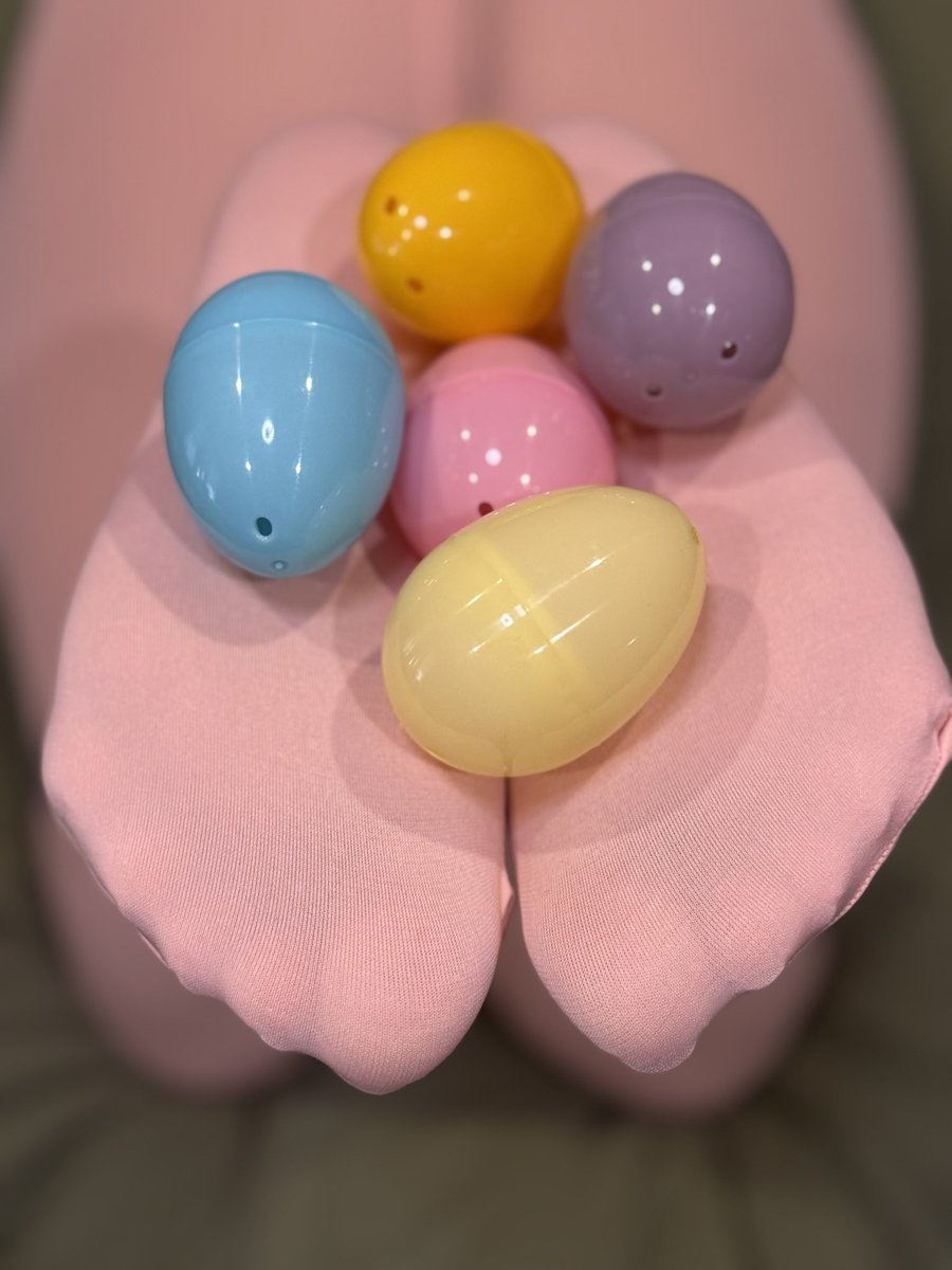 Funfeet13's tweet photo. Happy Easter all.  Come get your baskets.  #feet #pantyhose #tights #feetfetish #funfeet #footgirl #easterfeet #pantyhosecouple #feetcouple https://t.co/KQqt12teCO