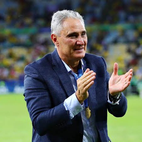 _sccpnews's tweet photo. ⚫️⚪️ | Após a saída de Ramón Díaz, o Corinthians intensificou a busca por um treinador experiente, capaz de blindar o elenco em meio à instabilidade fora de campo. O nome de Tite passou a ganhar força nos bastidores, especialmente com o apoio de seu filho e auxiliar Matheus Bachi, que vê com bons olhos um retorno ao clube.

A diretoria entende que um técnico com o perfil de Tite pode ser fundamental para trazer estabilidade ao clube neste momento. O Timão vive dias turbulentos com o avanço do inquérito da VaideBet, que apura irregularidades em contrato com a casa de apostas, além do processo de impeachment em andamento contra o presidente Augusto Melo.

Tite e Matheus estão sem clube desde que deixaram o Flamengo, em setembro de 2024. O Corinthians ainda avalia os próximos passos, enquanto se prepara para o duelo diante do Racing-URU, na quinta-feira, pela terceira rodada da fase de grupos da Sul-Americana.

📰 | @MeuTimao 
📸 | Chris Brunskill/Fantasista/Getty Images