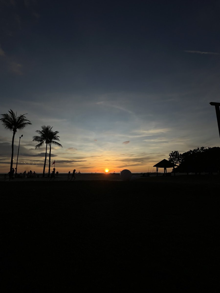 yasyen0624's tweet photo. Good evening my dear X fam 🌅 Sunset at workplace #sunsetgold https://t.co/LsFlApVP1b