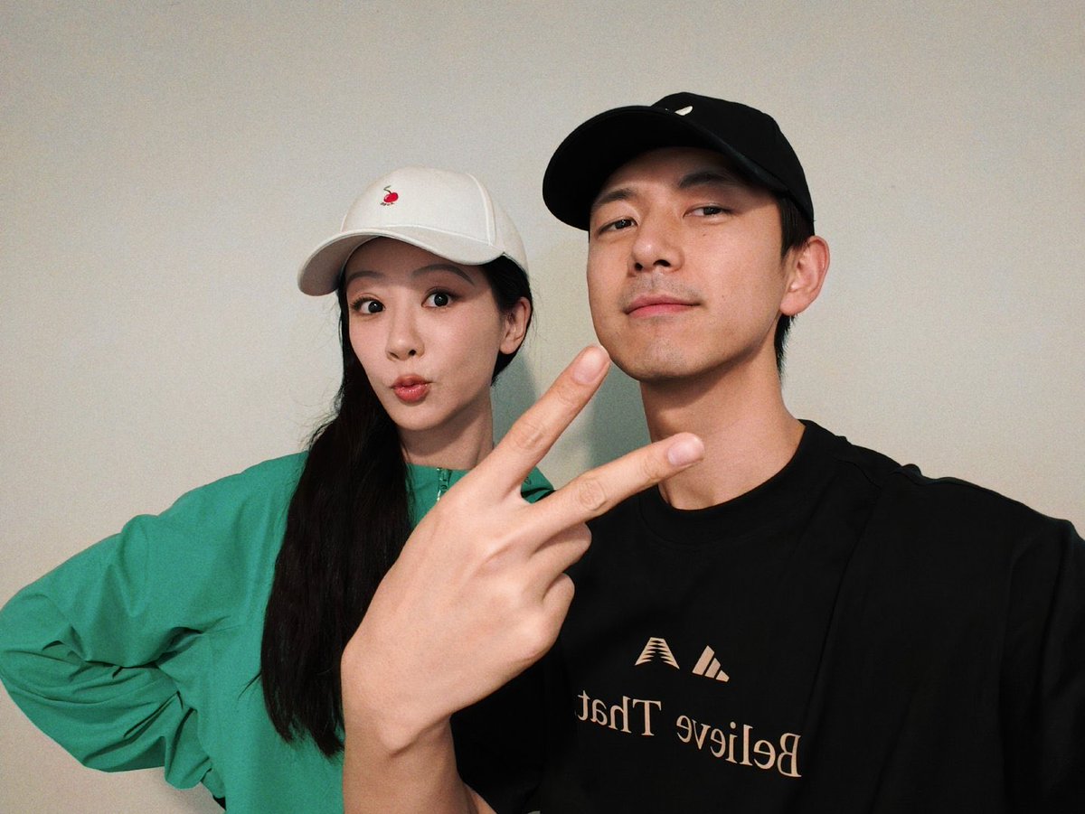 📸250420 #YangZi reposted #LiXian’s Weibo post of them together: 

Yang Zi: “long time no see Jiang Changyang ✌🏻”

Li Xian: “long time no see, He Weifang @/Yang Zi”

Looking forward to seeing the next part of #FlourishedPeony (#InTheNameofBlossom)  🌺