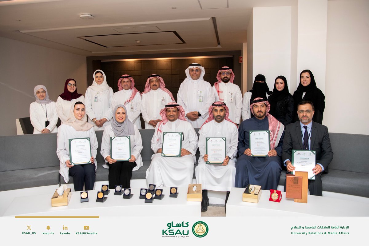 معالي رئيس #جامعة_الملك_سعود_بن_عبدالعزيز_للعلوم_الصحية أ.د. بندر بن عبدالمحسن القناوي يُكرّم نخبة من مخترعي ومخترعات الجامعة المشاركين في #معرض_جنيف_الدولي_للاختراعات_2025، وذلك تقديرًا لجهودهم المتميزة وإنجازاتهم في مجالات الابتكار والبحث العلمي، والتي أسهمت في رفع اسم المملكة