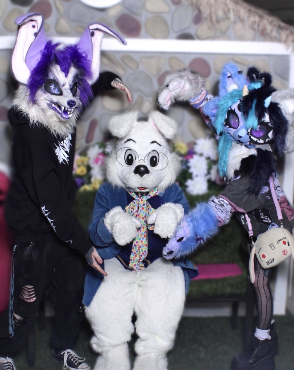 happy easter ⭑.ᐟ ₊ ⊹₍ᐢᐢ₎ ᰔᩚ

 /) /) (\ (\ The easter bunny asked us
( . . ) ( . . )  if they could keep some of
(  づ♡𐒨 )  the pics we took together~ ♡
#furry #fursuiter #kemono