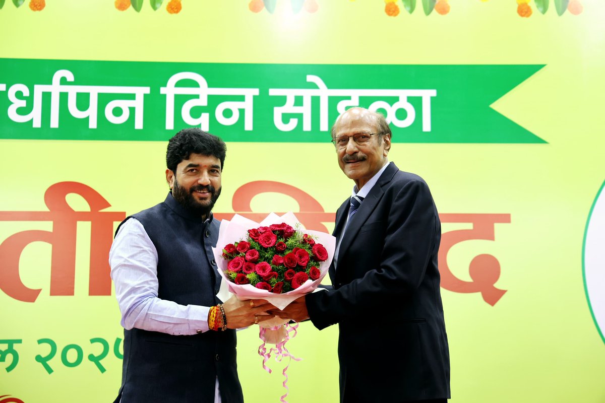 mohol_murlidhar's tweet photo. ‘ॲग्रोवन’च्या शाश्वत शेती परिषदेत सहभागी…

📍यशदा, पुणे

गेली दोन दशके शेतकऱ्यांचा मार्गदर्शक राहिलेल्या, सकाळ माझ्या समूहाच्या ‘ॲग्रोवन’ या कृषी दैनिकाच्या वर्धापन दिनानिमित्त आयोजित ‘शाश्वत शेती परिषदे’त सहभाग घेत उद्घाटन सत्राला संबोधित केले. राज्याचे कृषिमंत्री मा.श्री. माणिकरावजी कोकाटे, सकाळ समूहाचे अध्यक्ष मा.श्री. प्रतापराव पवार सर, संपादक श्री. आदिनाथजी चव्हाण आदी यावेळेस व्यासपीठावर होते. यावेळी शेती क्षेत्रातील प्रयोगांबद्दल पद्मश्रीने सन्मान झालेले श्री. सुभाष शर्मा यांचा विशेष सन्मान करण्यात आला. शाश्वत शेती संदर्भात शेतकऱ्यांना योग्य दिशा मिळावी आणि मार्गदर्शन व्हावं, या उद्देशाने ‘ॲग्रोवन’च्या वतीने हे अतिशय स्तुत्य असे आयोजन करण्यात आले होते.

भारत हा कृषिप्रधान देश असताना २०१४ सालापर्यंत कृषी खात्याचे बजेट केवळ २१ हजार कोटींच्या आसपास होते. मात्र मा.श्री. नरेंद्र मोदी जी यांच्या नेतृत्वातील सरकार आल्यानंतर हेच बजेट आता १ लाख ३७ हजार कोटींहून अधिक आहे. म्हणजेच यात तब्बल सहा पट वाढ करण्यात आली आहे.

मोदी सरकारच्या माध्यमातून २०१८ साली सुरू झालेली प्रधानमंत्री किसान सन्मान निधी योजना आज देशातील शेतकऱ्यांना मोठा आधार देत आहे. शिवाय यात १३ कोटी शेतकरी जोडले गेले असून ३ लाख ६५ हजार कोटींहून अधिक निधी थेट शेतकऱ्यांच्या खात्यावर वितरित करण्यात आला आहे. शिवाय पिक विमा योजनेअंतर्गतही सरकारने मंजूर केलेली रक्कम पावणेदोन लाख कोटीपर्यंत आहे.

एकीकडे शेतकऱ्यांना आधार देत असताना दुसरीकडे कृषी क्षेत्रात पायाभूत सुविधा निर्माण करण्यासाठी सुमारे ६० हजार कोटी रुपये खर्च करण्यात आले आहेत. शिवाय शेतकऱ्यांच्या हितासाठी विविध योजना राबवून सरकारचा अजेंडा शेतकरी केंद्रस्थानी असल्याचे वेळोवेळी सिद्ध झाले आहे.

देशाचे गृह आणि सहकार मंत्री मा.श्री. अमितभाई शाह जी यांच्या नेतृत्वात सहकार विभागाच्या माध्यमातूनही क्रांतिकारी बदल घडवण्यात येत असून याचा थेट फायदा शेतकऱ्यांना आणि एकूणच कृषी क्षेत्राला होत आहे. सहकार विभागाच्या माध्यमातून सेवा संस्थांना मजबूत करण्याची मोहीम देशभर हाती घेतल्यामुळे त्याचा थेट फायदा शेतकऱ्यांना होत आहे.

वाढते शहरीकरण आणि जागतिक हवामान बदलांमुळे शेतीवर होणारा परिणाम, तसेच शेतीमधील वाढत्या रासायनिक खते आणि कीटकनाशकांच्या बेसुमार वापरामुळे माती, पाणी, मानवी आरोग्यासह पशुधनाचे आरोग्य धोक्यात आहे. यामुळे आता हवामान बदलाला सामोरे जाताना रासायनिक कीटकनाशकांचा बेसुमार वापर टाळत, शाश्वत शेतीकडे वळावे लागणार आहे. यासाठी केंद्र सरकार विशेष मोहिमा राबवत असून देशी बियाणांचे संवर्धन, सेंद्रिय शेतमाला प्रोत्साहन, रसायनमुक्त शेतीसाठीच्या विविध योजनांवर भर दिला जात आहे.

#ॲग्रोवन #Agrowon #शाश्वत #शेती #परिषद #पुणे #सहकार