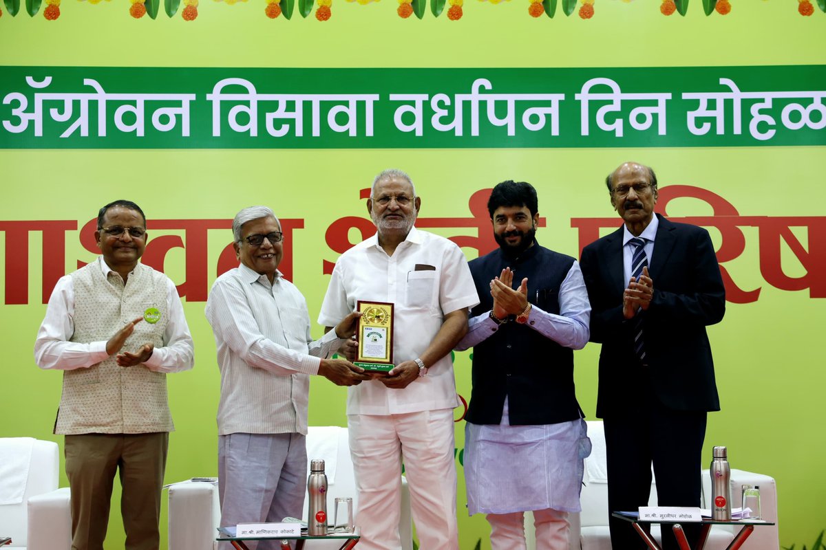 mohol_murlidhar's tweet photo. ‘ॲग्रोवन’च्या शाश्वत शेती परिषदेत सहभागी…

📍यशदा, पुणे

गेली दोन दशके शेतकऱ्यांचा मार्गदर्शक राहिलेल्या, सकाळ माझ्या समूहाच्या ‘ॲग्रोवन’ या कृषी दैनिकाच्या वर्धापन दिनानिमित्त आयोजित ‘शाश्वत शेती परिषदे’त सहभाग घेत उद्घाटन सत्राला संबोधित केले. राज्याचे कृषिमंत्री मा.श्री. माणिकरावजी कोकाटे, सकाळ समूहाचे अध्यक्ष मा.श्री. प्रतापराव पवार सर, संपादक श्री. आदिनाथजी चव्हाण आदी यावेळेस व्यासपीठावर होते. यावेळी शेती क्षेत्रातील प्रयोगांबद्दल पद्मश्रीने सन्मान झालेले श्री. सुभाष शर्मा यांचा विशेष सन्मान करण्यात आला. शाश्वत शेती संदर्भात शेतकऱ्यांना योग्य दिशा मिळावी आणि मार्गदर्शन व्हावं, या उद्देशाने ‘ॲग्रोवन’च्या वतीने हे अतिशय स्तुत्य असे आयोजन करण्यात आले होते.

भारत हा कृषिप्रधान देश असताना २०१४ सालापर्यंत कृषी खात्याचे बजेट केवळ २१ हजार कोटींच्या आसपास होते. मात्र मा.श्री. नरेंद्र मोदी जी यांच्या नेतृत्वातील सरकार आल्यानंतर हेच बजेट आता १ लाख ३७ हजार कोटींहून अधिक आहे. म्हणजेच यात तब्बल सहा पट वाढ करण्यात आली आहे.

मोदी सरकारच्या माध्यमातून २०१८ साली सुरू झालेली प्रधानमंत्री किसान सन्मान निधी योजना आज देशातील शेतकऱ्यांना मोठा आधार देत आहे. शिवाय यात १३ कोटी शेतकरी जोडले गेले असून ३ लाख ६५ हजार कोटींहून अधिक निधी थेट शेतकऱ्यांच्या खात्यावर वितरित करण्यात आला आहे. शिवाय पिक विमा योजनेअंतर्गतही सरकारने मंजूर केलेली रक्कम पावणेदोन लाख कोटीपर्यंत आहे.

एकीकडे शेतकऱ्यांना आधार देत असताना दुसरीकडे कृषी क्षेत्रात पायाभूत सुविधा निर्माण करण्यासाठी सुमारे ६० हजार कोटी रुपये खर्च करण्यात आले आहेत. शिवाय शेतकऱ्यांच्या हितासाठी विविध योजना राबवून सरकारचा अजेंडा शेतकरी केंद्रस्थानी असल्याचे वेळोवेळी सिद्ध झाले आहे.

देशाचे गृह आणि सहकार मंत्री मा.श्री. अमितभाई शाह जी यांच्या नेतृत्वात सहकार विभागाच्या माध्यमातूनही क्रांतिकारी बदल घडवण्यात येत असून याचा थेट फायदा शेतकऱ्यांना आणि एकूणच कृषी क्षेत्राला होत आहे. सहकार विभागाच्या माध्यमातून सेवा संस्थांना मजबूत करण्याची मोहीम देशभर हाती घेतल्यामुळे त्याचा थेट फायदा शेतकऱ्यांना होत आहे.

वाढते शहरीकरण आणि जागतिक हवामान बदलांमुळे शेतीवर होणारा परिणाम, तसेच शेतीमधील वाढत्या रासायनिक खते आणि कीटकनाशकांच्या बेसुमार वापरामुळे माती, पाणी, मानवी आरोग्यासह पशुधनाचे आरोग्य धोक्यात आहे. यामुळे आता हवामान बदलाला सामोरे जाताना रासायनिक कीटकनाशकांचा बेसुमार वापर टाळत, शाश्वत शेतीकडे वळावे लागणार आहे. यासाठी केंद्र सरकार विशेष मोहिमा राबवत असून देशी बियाणांचे संवर्धन, सेंद्रिय शेतमाला प्रोत्साहन, रसायनमुक्त शेतीसाठीच्या विविध योजनांवर भर दिला जात आहे.

#ॲग्रोवन #Agrowon #शाश्वत #शेती #परिषद #पुणे #सहकार