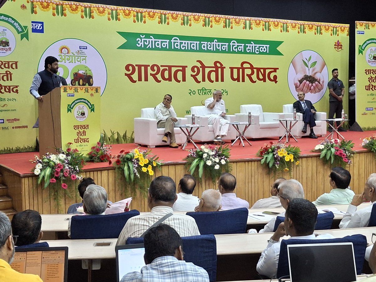 mohol_murlidhar's tweet photo. ‘ॲग्रोवन’च्या शाश्वत शेती परिषदेत सहभागी…

📍यशदा, पुणे

गेली दोन दशके शेतकऱ्यांचा मार्गदर्शक राहिलेल्या, सकाळ माझ्या समूहाच्या ‘ॲग्रोवन’ या कृषी दैनिकाच्या वर्धापन दिनानिमित्त आयोजित ‘शाश्वत शेती परिषदे’त सहभाग घेत उद्घाटन सत्राला संबोधित केले. राज्याचे कृषिमंत्री मा.श्री. माणिकरावजी कोकाटे, सकाळ समूहाचे अध्यक्ष मा.श्री. प्रतापराव पवार सर, संपादक श्री. आदिनाथजी चव्हाण आदी यावेळेस व्यासपीठावर होते. यावेळी शेती क्षेत्रातील प्रयोगांबद्दल पद्मश्रीने सन्मान झालेले श्री. सुभाष शर्मा यांचा विशेष सन्मान करण्यात आला. शाश्वत शेती संदर्भात शेतकऱ्यांना योग्य दिशा मिळावी आणि मार्गदर्शन व्हावं, या उद्देशाने ‘ॲग्रोवन’च्या वतीने हे अतिशय स्तुत्य असे आयोजन करण्यात आले होते.

भारत हा कृषिप्रधान देश असताना २०१४ सालापर्यंत कृषी खात्याचे बजेट केवळ २१ हजार कोटींच्या आसपास होते. मात्र मा.श्री. नरेंद्र मोदी जी यांच्या नेतृत्वातील सरकार आल्यानंतर हेच बजेट आता १ लाख ३७ हजार कोटींहून अधिक आहे. म्हणजेच यात तब्बल सहा पट वाढ करण्यात आली आहे.

मोदी सरकारच्या माध्यमातून २०१८ साली सुरू झालेली प्रधानमंत्री किसान सन्मान निधी योजना आज देशातील शेतकऱ्यांना मोठा आधार देत आहे. शिवाय यात १३ कोटी शेतकरी जोडले गेले असून ३ लाख ६५ हजार कोटींहून अधिक निधी थेट शेतकऱ्यांच्या खात्यावर वितरित करण्यात आला आहे. शिवाय पिक विमा योजनेअंतर्गतही सरकारने मंजूर केलेली रक्कम पावणेदोन लाख कोटीपर्यंत आहे.

एकीकडे शेतकऱ्यांना आधार देत असताना दुसरीकडे कृषी क्षेत्रात पायाभूत सुविधा निर्माण करण्यासाठी सुमारे ६० हजार कोटी रुपये खर्च करण्यात आले आहेत. शिवाय शेतकऱ्यांच्या हितासाठी विविध योजना राबवून सरकारचा अजेंडा शेतकरी केंद्रस्थानी असल्याचे वेळोवेळी सिद्ध झाले आहे.

देशाचे गृह आणि सहकार मंत्री मा.श्री. अमितभाई शाह जी यांच्या नेतृत्वात सहकार विभागाच्या माध्यमातूनही क्रांतिकारी बदल घडवण्यात येत असून याचा थेट फायदा शेतकऱ्यांना आणि एकूणच कृषी क्षेत्राला होत आहे. सहकार विभागाच्या माध्यमातून सेवा संस्थांना मजबूत करण्याची मोहीम देशभर हाती घेतल्यामुळे त्याचा थेट फायदा शेतकऱ्यांना होत आहे.

वाढते शहरीकरण आणि जागतिक हवामान बदलांमुळे शेतीवर होणारा परिणाम, तसेच शेतीमधील वाढत्या रासायनिक खते आणि कीटकनाशकांच्या बेसुमार वापरामुळे माती, पाणी, मानवी आरोग्यासह पशुधनाचे आरोग्य धोक्यात आहे. यामुळे आता हवामान बदलाला सामोरे जाताना रासायनिक कीटकनाशकांचा बेसुमार वापर टाळत, शाश्वत शेतीकडे वळावे लागणार आहे. यासाठी केंद्र सरकार विशेष मोहिमा राबवत असून देशी बियाणांचे संवर्धन, सेंद्रिय शेतमाला प्रोत्साहन, रसायनमुक्त शेतीसाठीच्या विविध योजनांवर भर दिला जात आहे.

#ॲग्रोवन #Agrowon #शाश्वत #शेती #परिषद #पुणे #सहकार
