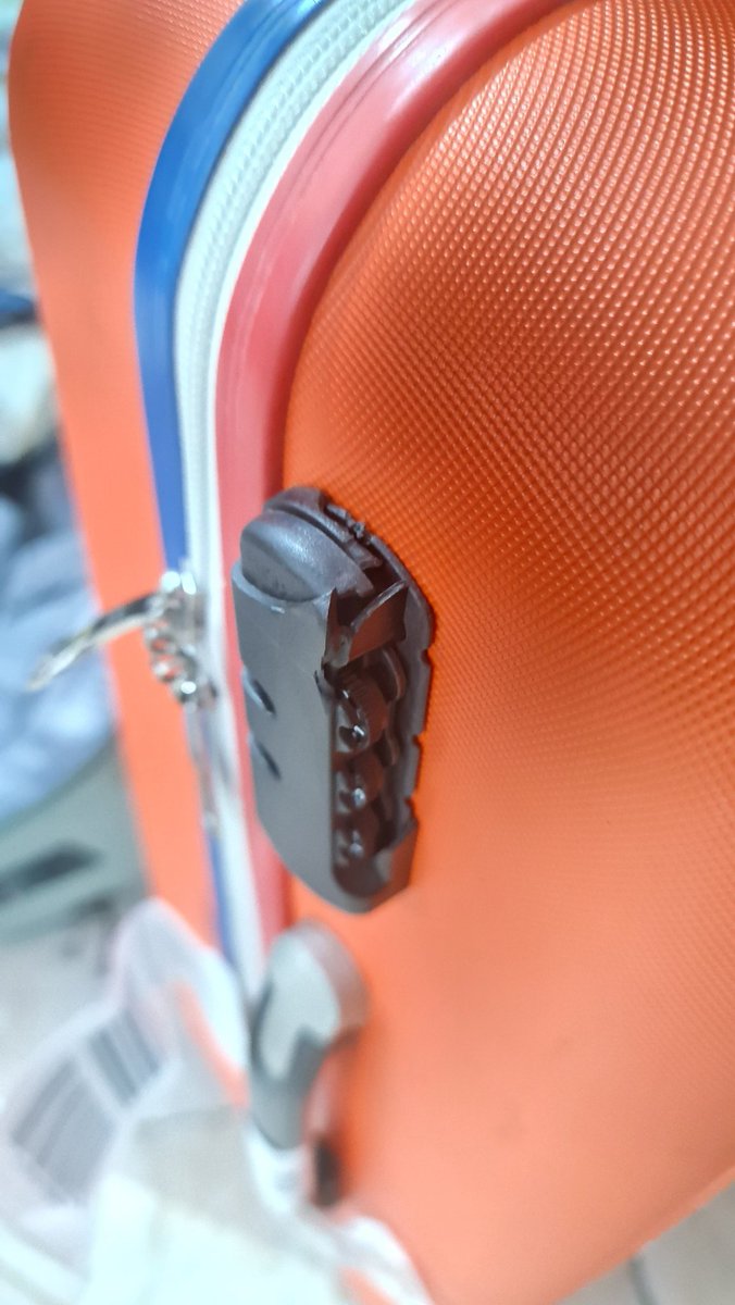 heromarhaento's tweet photo. Minggu 20 04 25, sy landing di YIA jogja sekitar pk.13 dari DPS. Sampai rumah baru ketahuan klo kunci pengaman koper (TSA lock) seperti bekas dicongkel! Kunci tsb saat ini rusak dan tidak bisa dipakai lg.
Mohon perhatian @AP_Airports utk lebih mmperketat keamanan bagasi di YIA. https://t.co/0kdGqA9I9B