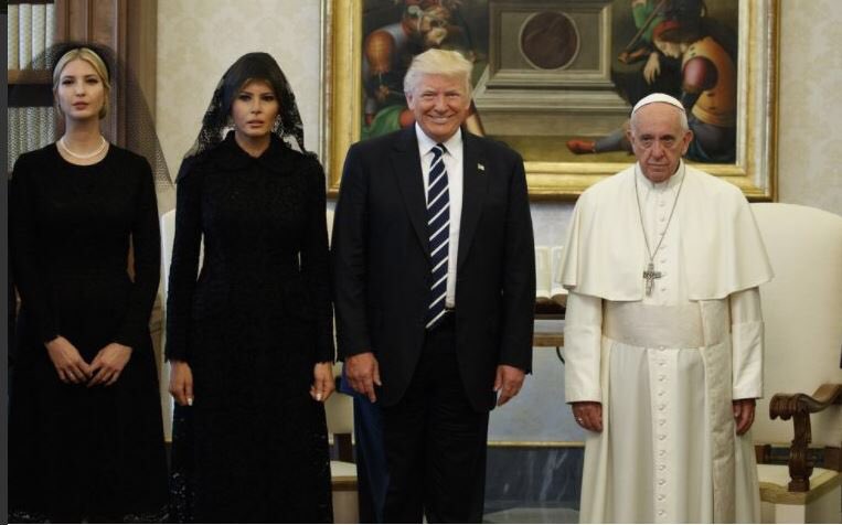 JoseMarquezsp's tweet photo. Aqui recordando cuándo la familia adams visito al Papa Francisco. 

Pope 
Por cierto  "Felices Pascuas" Happy Easter https://t.co/sMj3rPsTvH