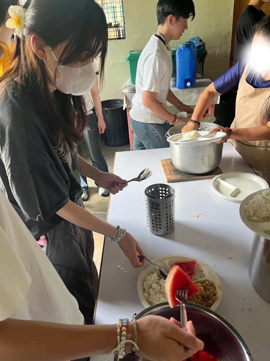 NPOLittleSeedS's tweet photo. 3月セブ島の養護施設に行って来ました。子供達に英語の本や文房具を届けてきました。皆んなが笑顔になってく���て良かったです。私達もボランティア活動を通して人助けの大切さを学ぶことができ、笑顔の大切さを改めて学びました。
 #npo団体  #NpoLittleSeedS  #ボランティア  #セブ島  #高校生 https://t.co/x4yemRnadL