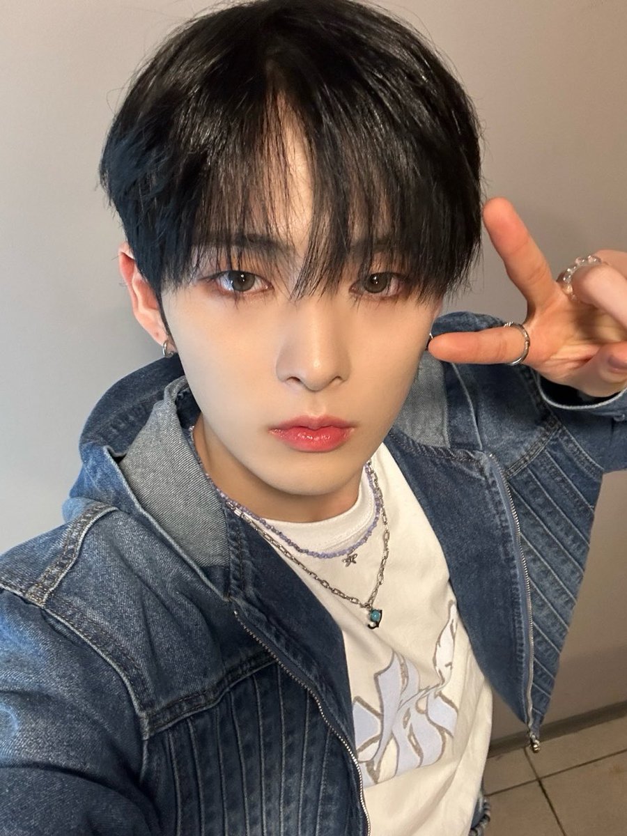 LUN8_members's tweet photo. [#타쿠마]
Kocham Cię💜

#LUN8 #루네이트 https://t.co/JZG13Z9rQL