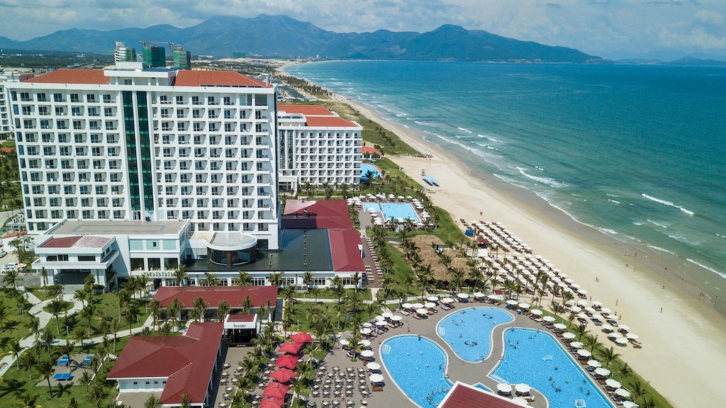 HolidayBestGulf's tweet photo. 🏝️✈️ Hello #Veitnam 🇻🇳

.
.
.

🧳 #TravelDeals: https://t.co/dZLNNRQzez
🤔 #Support? Call 800 1008100

 #VietnamAdventures #ExploreVietnam #HolidayBestGulf  #VietnamTours #UAE https://t.co/7AuBQHEHNv