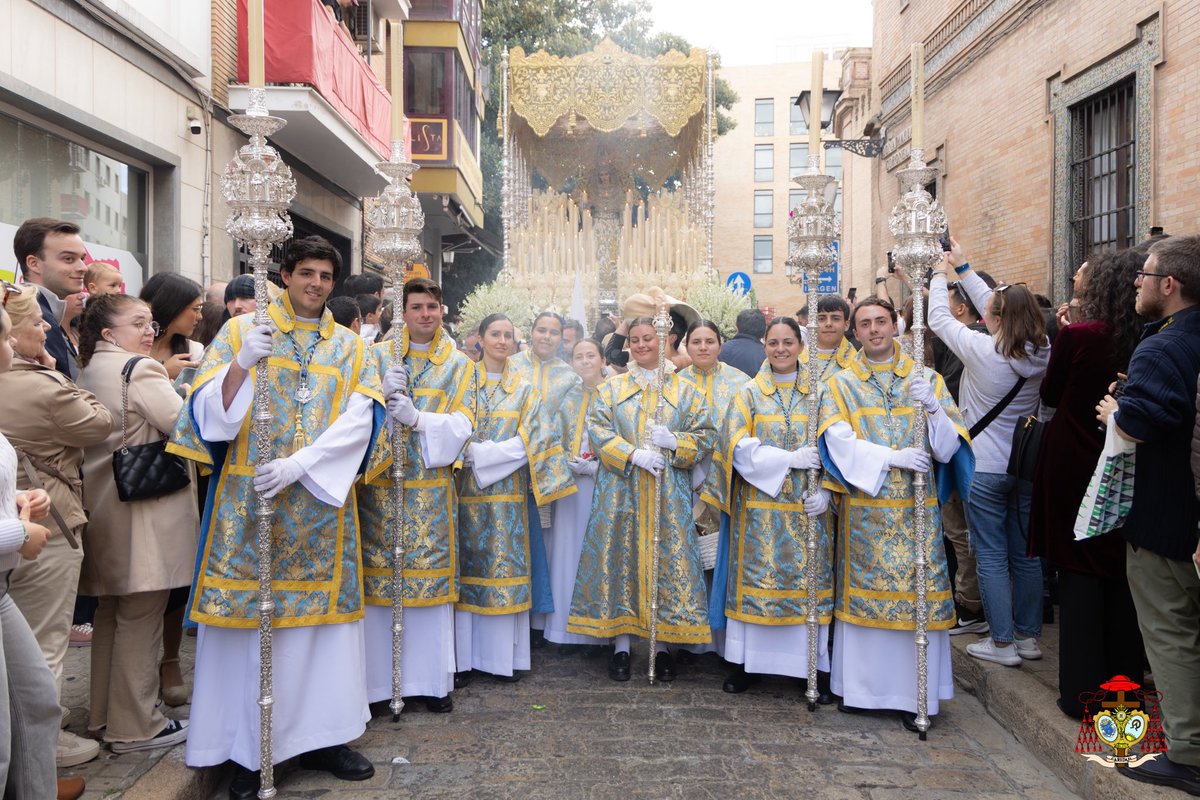 ResurreccionSev's tweet photo. 🕯️ El cuerpo de acólitos antecede el altar itinerante que es el paso de nuestra bendita Madre de la Aurora.

Jóvenes comprometidos con la Iglesia y que con su trabajo hacen grande nuestra Hermandad.

#ResucitóenSevilla25
#SSantaSevilla25 https://t.co/XG41e4Vn5O