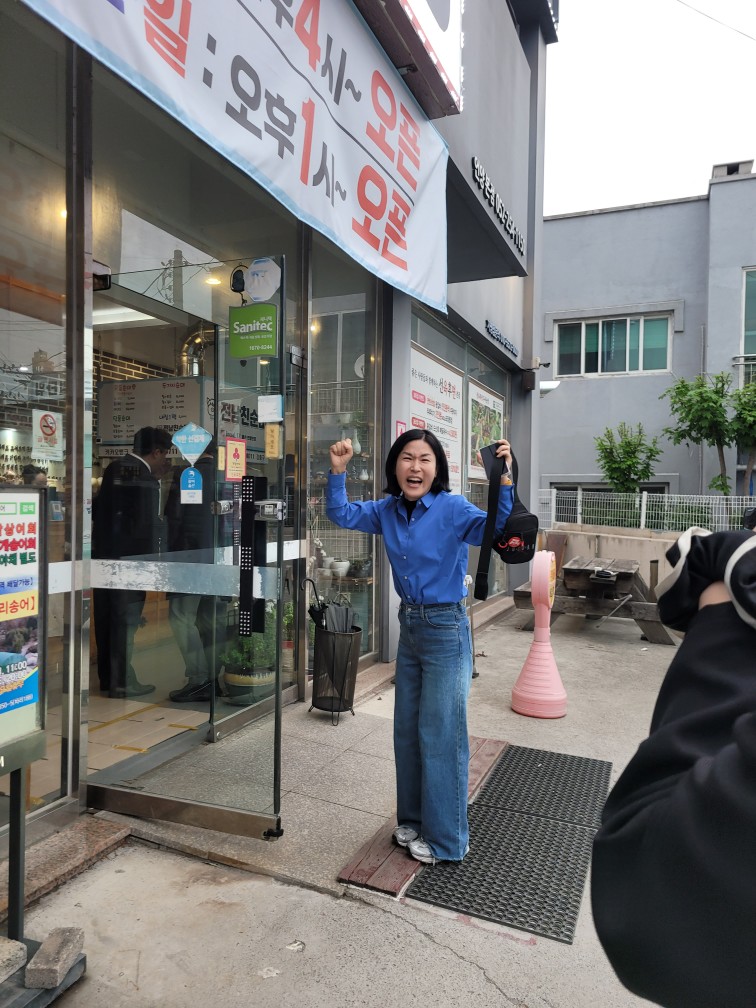 mojelmojel's tweet photo. 대한민국의 미래와 함께.

(오른쪽 사진은 기쁨을 주체 못하는 게 찍혔네요)

#이제는_이재명
#완전히_새로운_대한민국
#울산컨벤션센터
#영남권_투표율_70.88%_넘_감사드립니다 https://t.co/12McmHH3bf