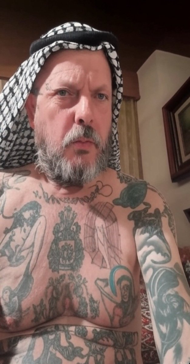 Amor. Llevo tu pashmina. Es como sentirte a mi lado. Me cuida. Me protege. Cuento las horas para volver a vernos. Amarte. Salir de aquí. Tuya. 🕌💋🌈