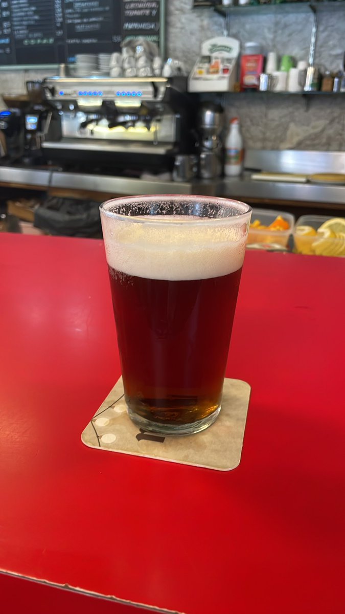 Bar Beneo en Lavapiés. Alhambra roja de barril!! <a href="/EVernacci/">Eric Vernacci</a> @pbrionesmqz