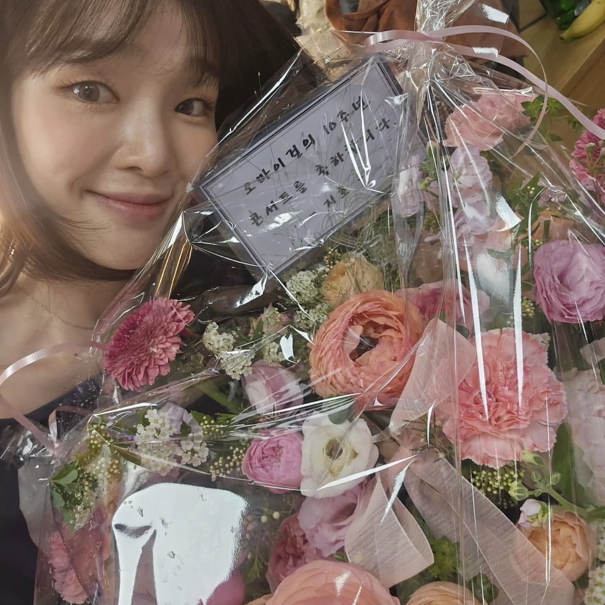 jiho_hamkke's tweet photo. Jiho sent a bouquet to Milky Way 🥹🥹

🐯: Congratulations on Oh My Girl's 10th anniversary. https://t.co/1dGUISsSkP