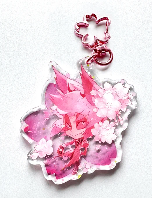 そしてうちも桜アラスターアクキーできました ラメフレークが入っていて桜吹雪みたいになってます