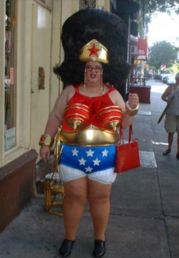 JoseMarquezsp's tweet photo. La Wonder Woman que quisiera cómo esposa... 
Gal Gadot o Eiza González. 

La Mujer Maravilla que hay en mi barrio y pa´la que me alcanza 😭... https://t.co/Vuq1SDbm6i