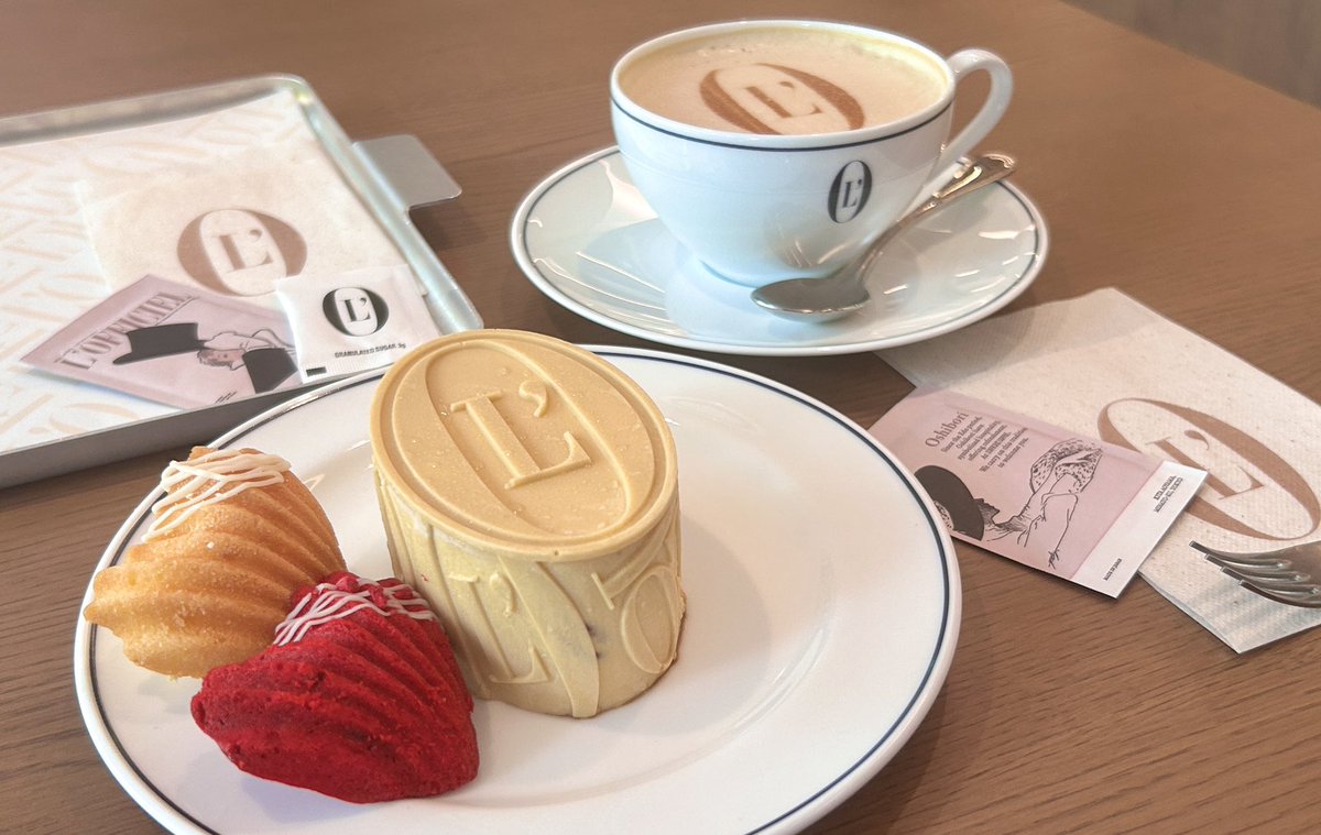 choccotte's tweet photo. L’OFFICIEL COFFEE☕️
(ロフィシェル コーヒー・表参道)
＊ ムース ロフィシェル🍰

4/15にオープンしたばかりで凄く話題になっている、フランスファッション誌・ロフィシェルのカフェが世界初,表参道にオープン✨
店内驚きのお洒落感でお客さんも凄い����

ケーキまったりでコーヒーとナッツが甘々美味🥰 https://t.co/R0lZStMoeK