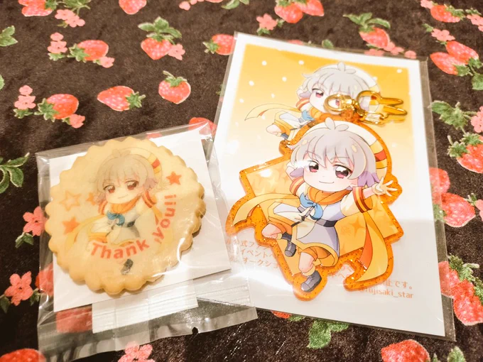 大事なもの載せ忘れてるー!!!星さんからいただいた大福ちゃんのアクキー大福ちゃん好きだって言ったら売り子のお礼にといただきました(他に新刊とかお菓子とかもいただいてるのに…!!)あとクッキーは無事割らずに持って帰れました 