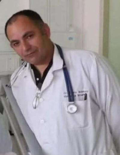HQGatica's tweet photo. Este es el mal nacido que mató a su perro arrastrándolo amarrado por la carretera.
Se llama Álvaro Manuel Alonso Claro fue el ASESINO del perrito. Es médico general en Consultorio Rodriguez 477, Copiapó. https://t.co/NUwIIWK7Yf