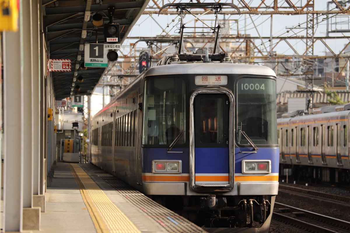 南海10004F 千代田入場

サザンの指定席車が千代田へ
10000系は置き換えが決まっていますので、今後は何回これを見れるやら…

幌が剥き出しなのが面白い！
南海本社ビルとも1枚撮りました
後は本線から追っかけて高野線まで
高野線の感じ出せましたでしょうか？

久しぶりの南海鉄も楽しかった😊