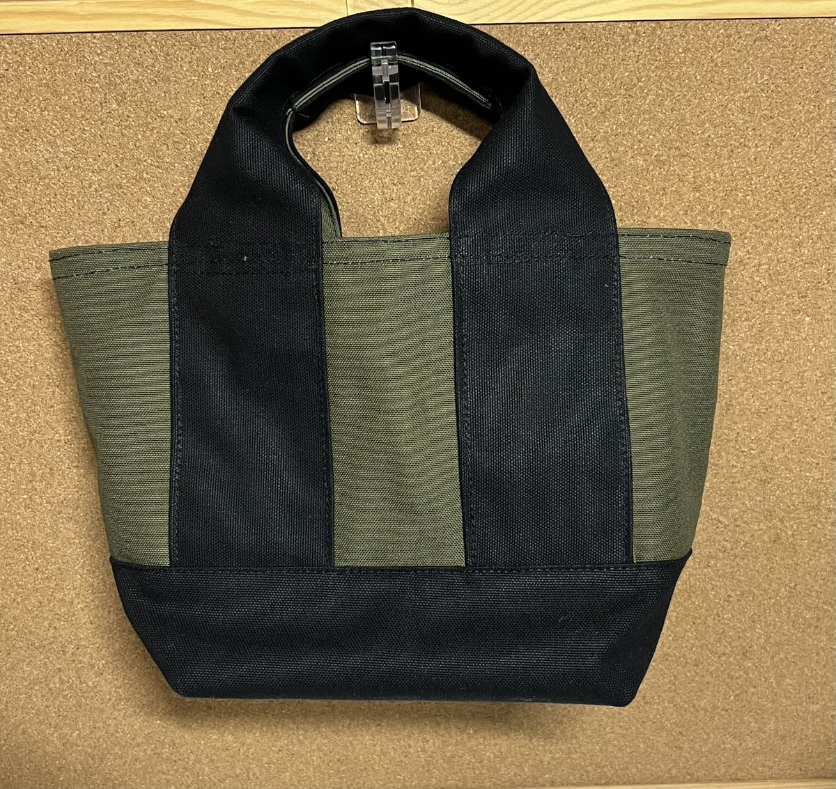 GAOmonotukuri's tweet photo. 忙しすぎて全然制作時間がありませんでした。久々に更新しまーす。一つはレックバック初めて作ってみました。
#ハンドメイド　#ままの趣味　#頒布バック　#レッグバック https://t.co/f5VkZw752c
