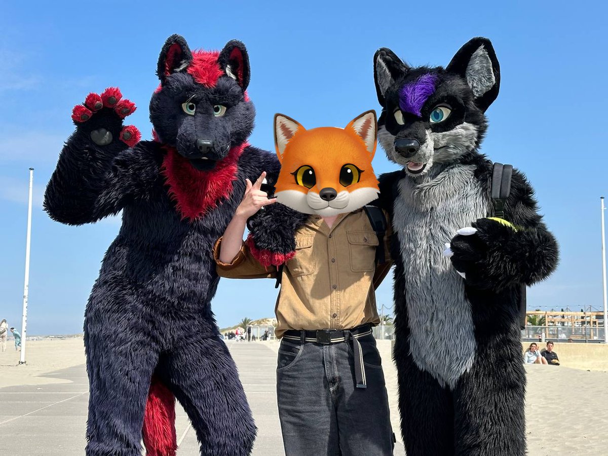 FoxyAtlas's tweet photo. The irony of running into 2 random suiters at a beach in the Netherlands is crazy https://t.co/Oc0toxWl37