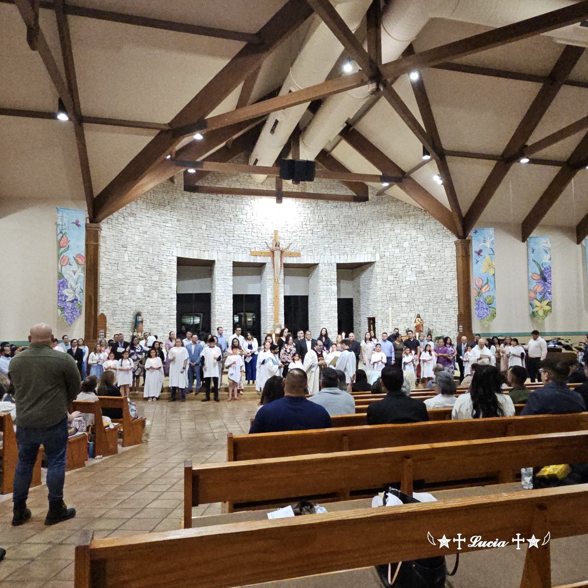 SeptembersRain's tweet photo. #HappyEaster
#HolyPascha
Forgot to put this but my Church did baptisms last night. It was so beautiful.
They don't make them do full immersion but if I ever went through it, I wonder if they could. 🤔 https://t.co/zNSN2qOja6