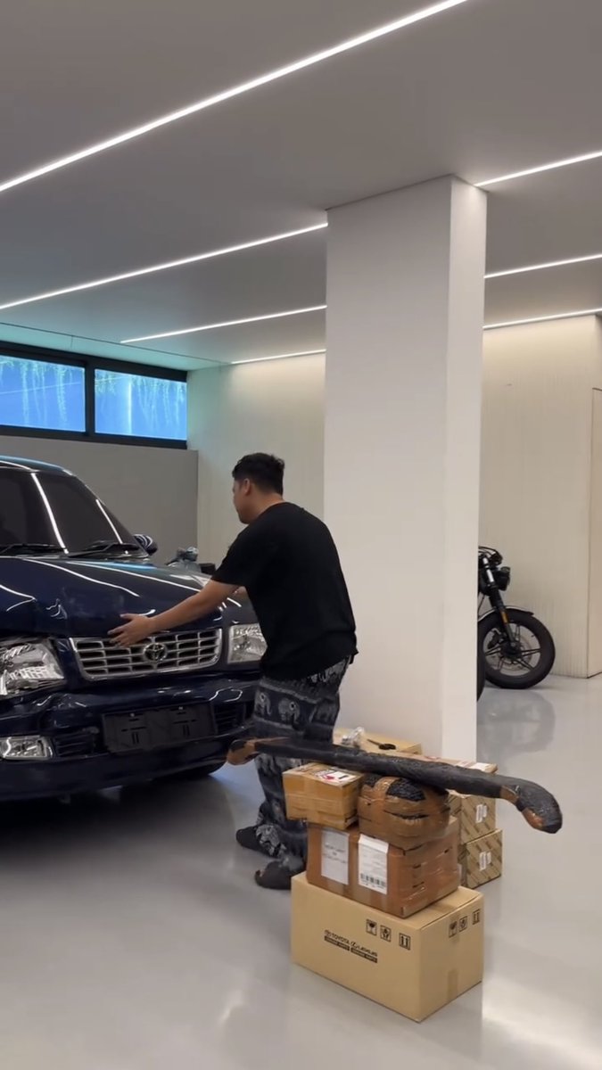 carsjebgail's tweet photo. kondisi mobil Kijang bang arief yang nabrak mobil panther dua minggu lalu

restorasi budget 300jt, bakal kegoreng sampe harga berapa nih mobil Kijang di pasaran🫠 https://t.co/Qsxth7nmix