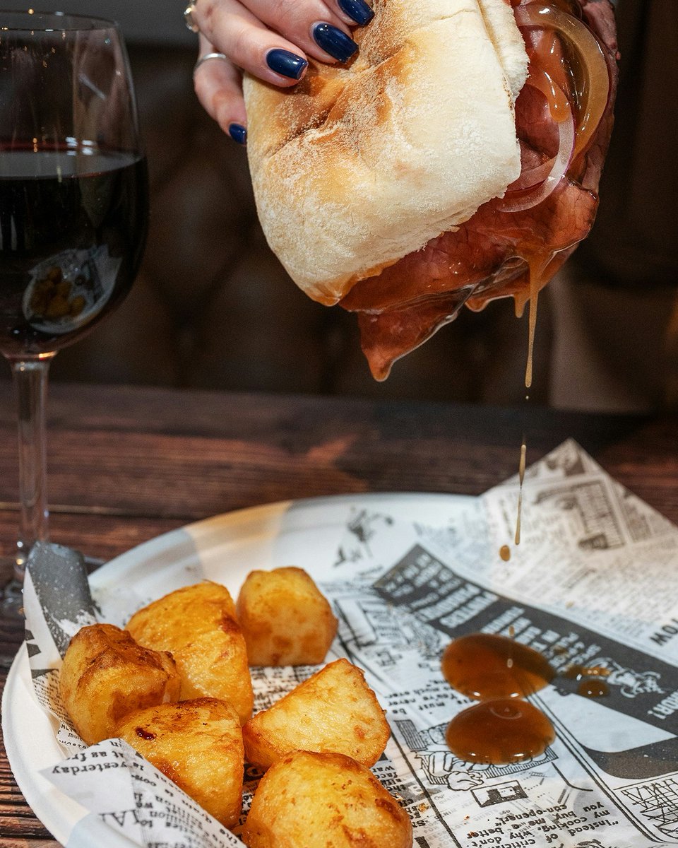 🏁Sundays at Owlerton—the ultimate weekend wind-down!

For just £7, enjoy:
🎟️ Admission &amp; racecard
🍽️ Hot roast beef sandwich &amp; roasties or crispy chicken strips &amp; chips
🍺 A drink
🔥 Live greyhound racing

Book your spot now: tinyurl.com/5ejbh94m
#SundayVibes #SheffieldEvents