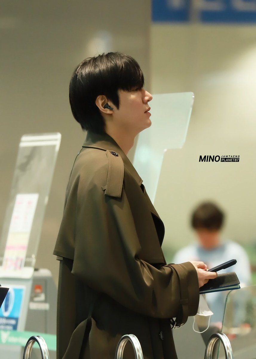250418 ICN 출국민호
넘 다정한 미소🫣 낼 팬미 잘하구 와~~🫶👏👏
#이민호 #LeeMinHo #MINHOVERSE