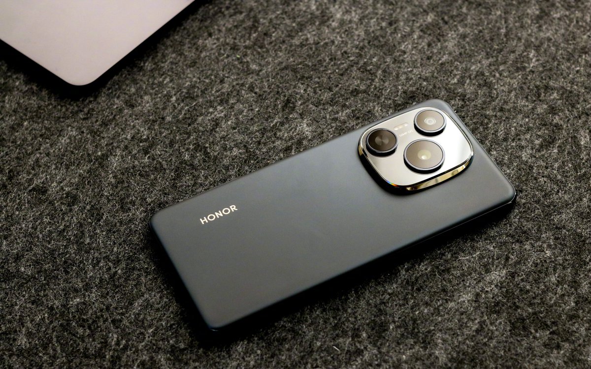 choqao's tweet photo. HONOR Power is coming with 8000mAh while iPhones & Samsungs are still under 5500mAh
#HONOR #HONORPower https://t.co/DNGprkSI33