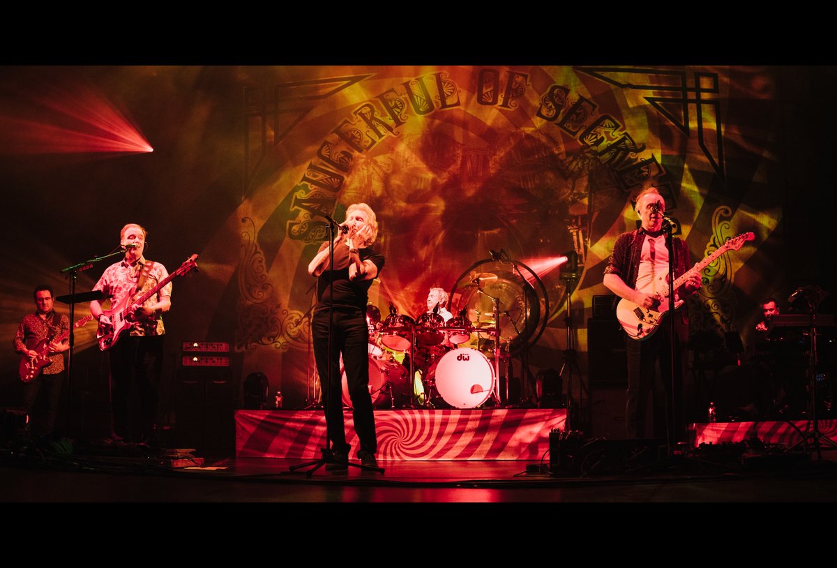 Six years ago today, Roger Waters surprised everyone by joining the Saucers onstage during the first of two nights at the Beacon Theatre in New York City... 

Picture: Kate Izor