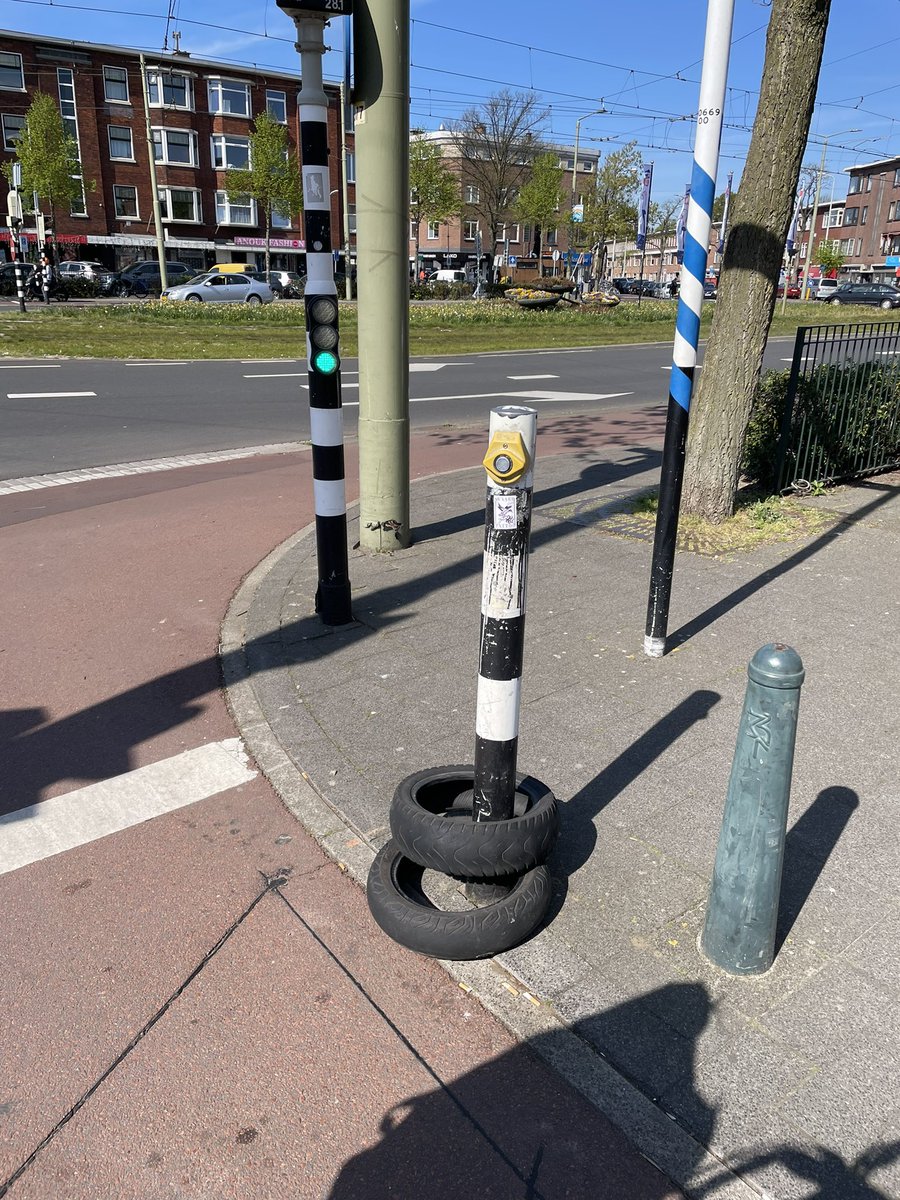 MargotDeBoks's tweet photo. Fatbike banden kun je hier kwijt, op het Lorentzplein @GemeenteDenHaag #isgemeld https://t.co/QsLMd9OYI1