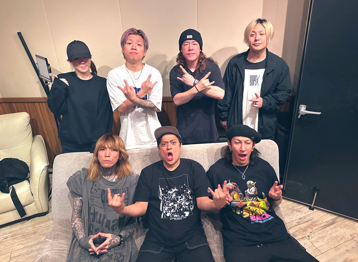 tetsukanmuri's tweet photo. 本日もレコーディングしてましたよ！
みんなのおかげで最高のコーラスが録れました！！
ありがとうございます！

THE冠コーラス部隊
Shige(HARVEST)
tomonoli(LAST SCREAM DAYZ)
tAiki(STOVE ROOM)
Da!sK(STOVE ROOM)
ALISA
D-MANTLA https://t.co/qIaf2Nw9WG