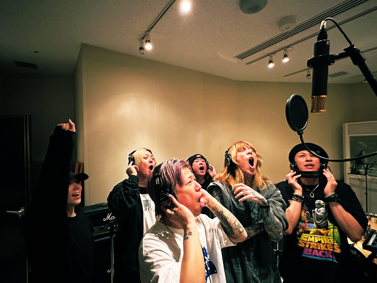 tetsukanmuri's tweet photo. 本日もレコーディングしてましたよ！
みんなのおかげで最高のコーラスが録れました！！
ありがとうございます！

THE冠コーラス部隊
Shige(HARVEST)
tomonoli(LAST SCREAM DAYZ)
tAiki(STOVE ROOM)
Da!sK(STOVE ROOM)
ALISA
D-MANTLA https://t.co/qIaf2Nw9WG