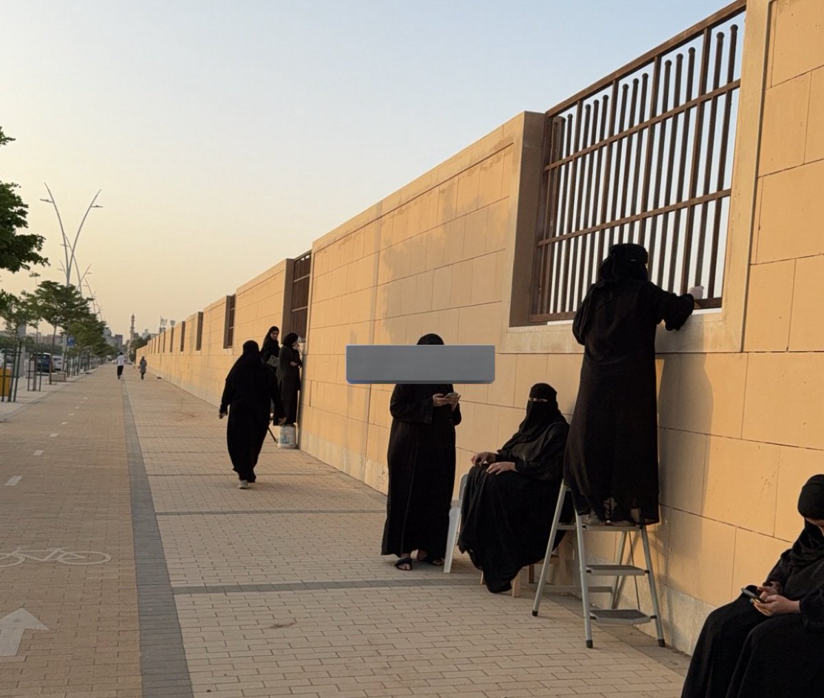 هل هناك فرق لغوي بين "زوارات" و"زائرات" القبور؟! .. 
اللهم ارحم موتانا وجميع موتى المسلمين.