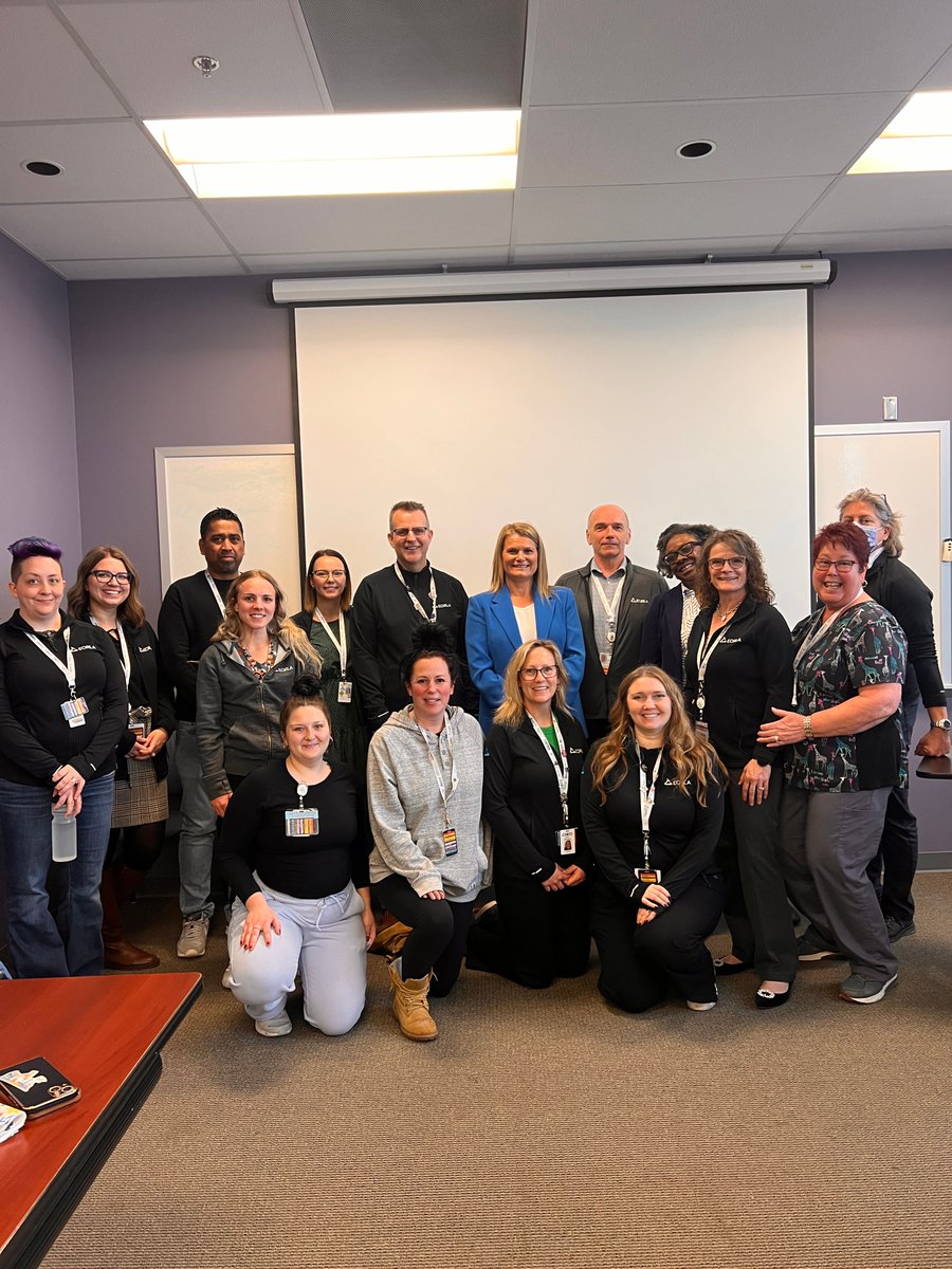 MLPAOnews's tweet photo. Our CEO, Michelle Hoad, visited the EORLA medical laboratory to celebrate Medical Laboratory Week and recognize the incredible work of lab professionals behind the scenes! #testing4life #MedLabWeekON #mlpaoceo https://t.co/rNx2pKbDRO