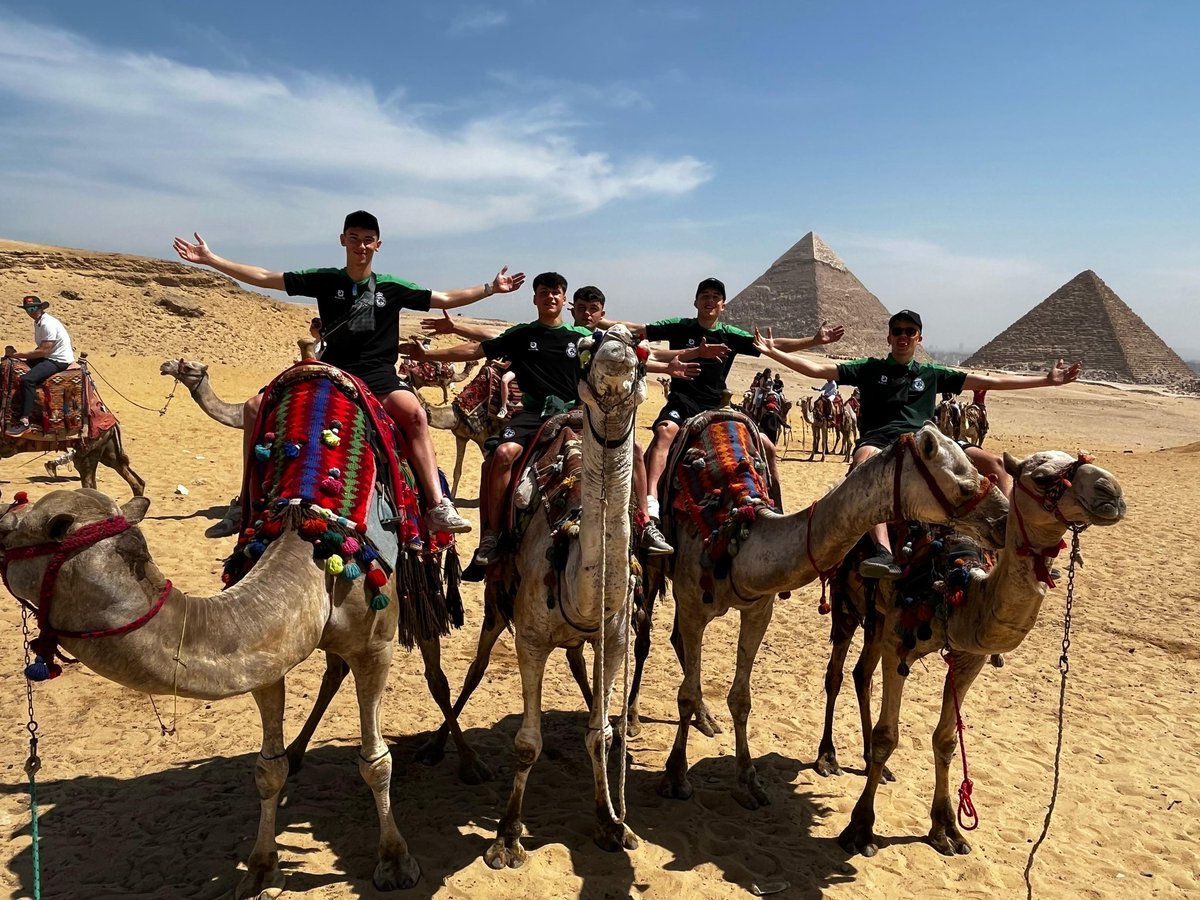 RacingCantera's tweet photo. ¿Quién dijo que solo se entrena en el campo? También se aprende explorando el mundo 💚

🐪 Nota: ningún camello fue convocado para el próximo partido… (de momento) 

#ZEDInternationalLeague 
#CanteraRRC https://t.co/Zs25tLoKyM