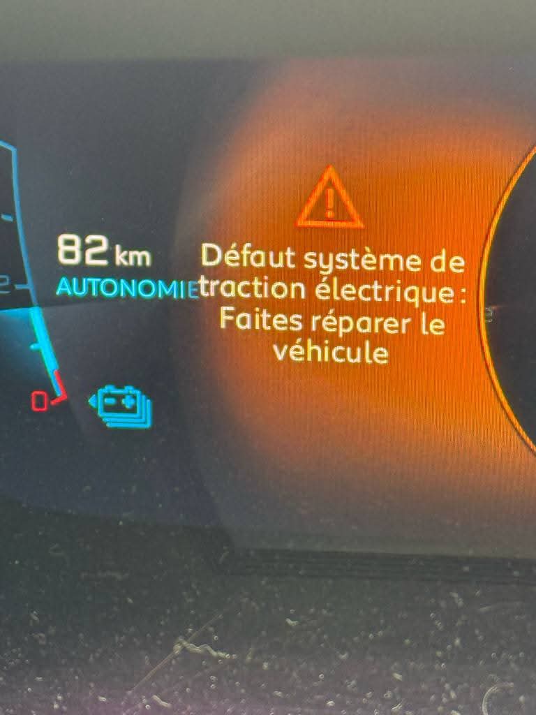 silverfoxdemars's tweet photo. @Peugeot @PeugeotFR ma Peugeot e208 comme des milliers d'autres a un problème de conception qui créé une panne sur le compresseur de climatisation, pourquoi le problème n'est pas reconnu et pris en charge en France? réparation :~ 2000€ https://t.co/ZTrcjWtBIi