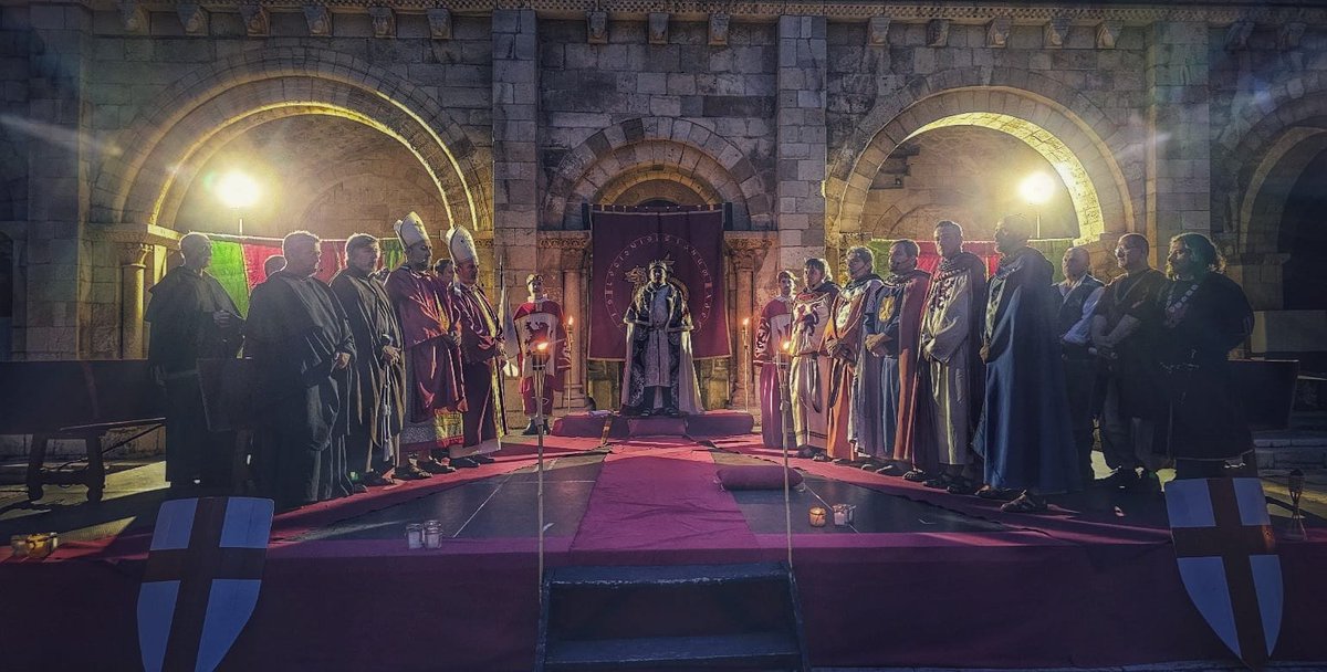 Tal día como hoy 18 de abril del 1188 se iniciaban las Cortes del Reino de León reconocidas como 'Cuna del Parlamentarismo'.

👉 En ellas por primera vez tuvieron voz y voto representantes del pueblo, de ciudades como #León, #Salamanca, #Zamora, #Astorga, #CiudadRodrigo, #Toro...